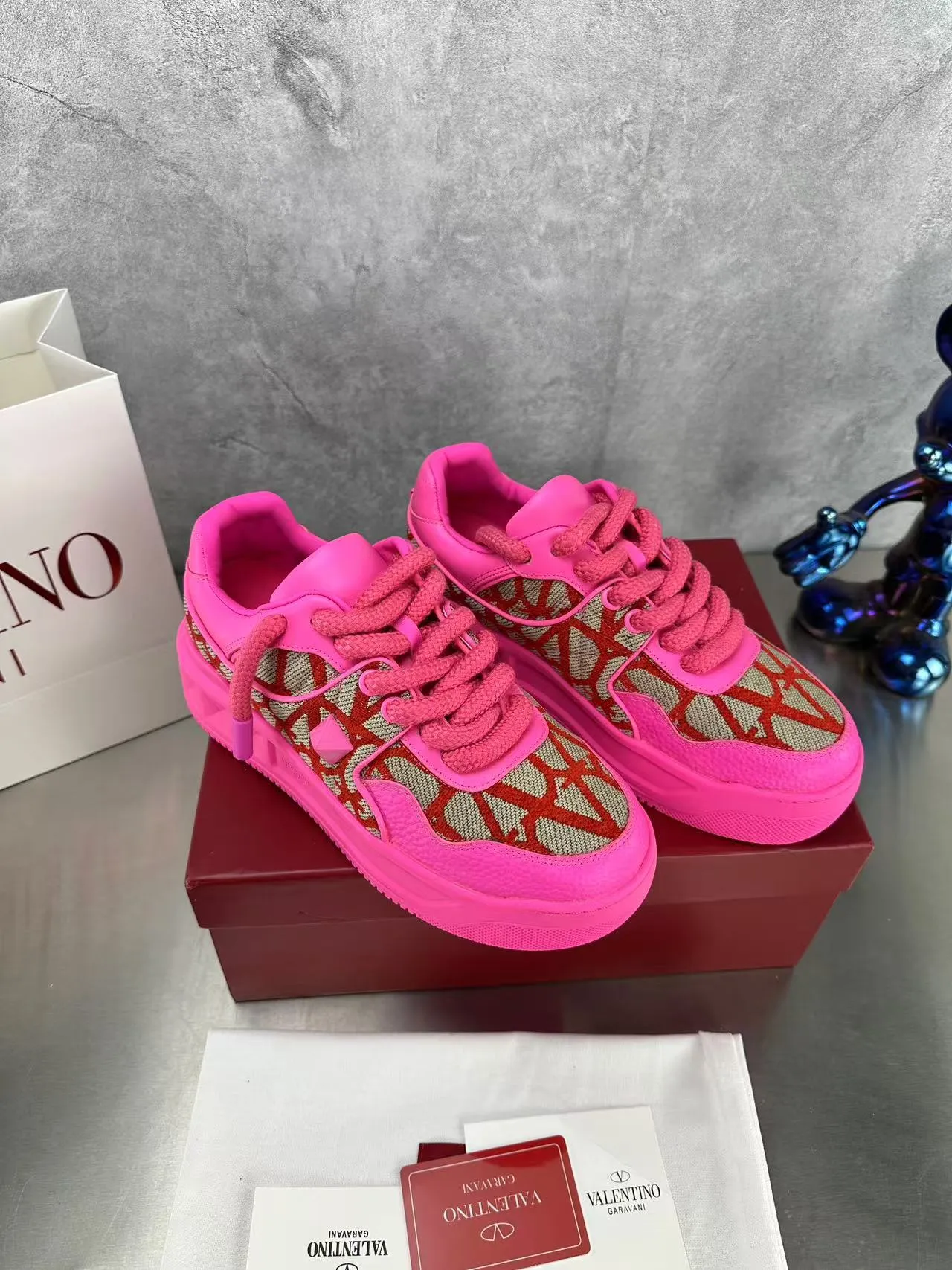 👟👟Ex-factory price 640👟👟 🔺Valentino🔺Valentino new casual shoes 2023 latest model hot style for catwalk couples, thick shoelaces, the same style as Elsa Hosk, Zhang Yixing, Guan Xiaotong and many other stars 🔥 Top version + lasting process, full oil edge on the upper. Fabric: Customized cowhide + cowhide lining with breathable mesh. Outsole: original molded TPU thickened outsole. Size for women is 35-40. Men’s size is 39-45.